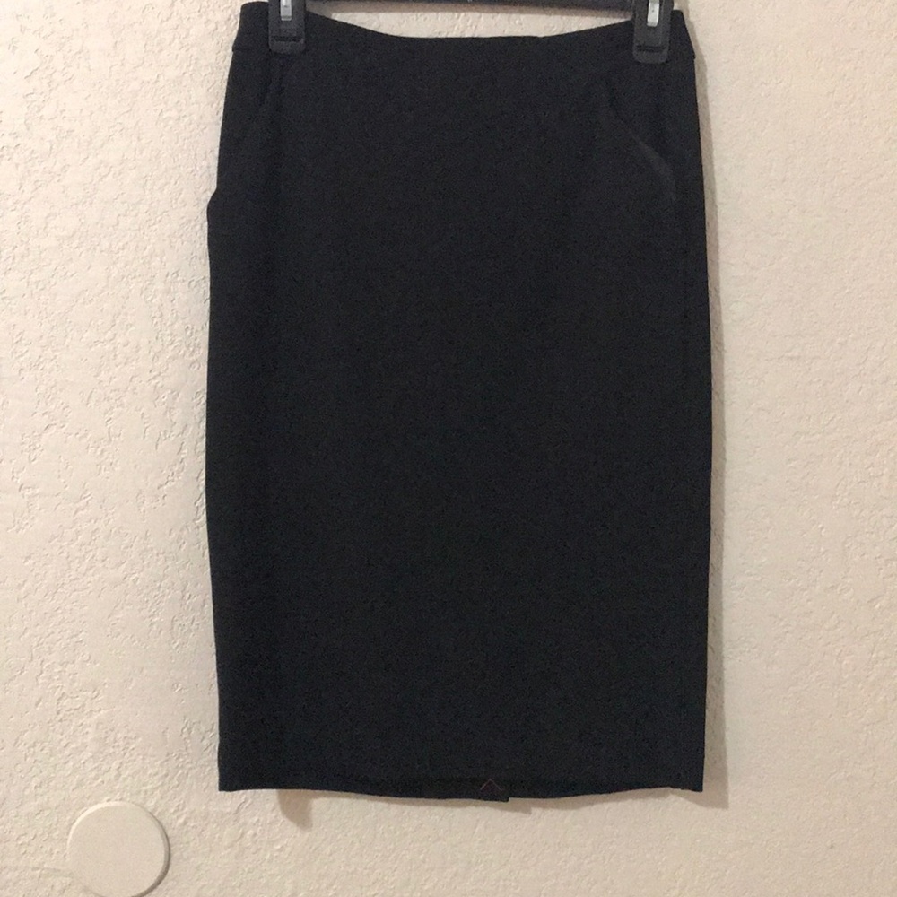 Hardly worn black pencil skirt WITH POCKETS